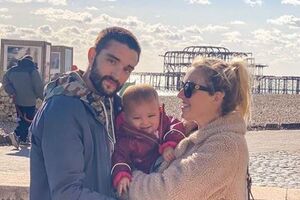Tom Parker com a mulher e a filha