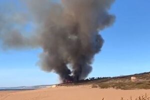 Incêndio na Lagoa de Albufeira em Sesimbra mobiliza helicóptero