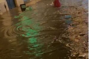 Depressão Bárbara faz os primeiros estragos e deixa rua do Centro de Lisboa inundada