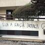 Universidade Católica vandalizada com mensagens racistas