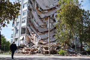 Mais de 50 mortos e 900 feridos na Turquia devido ao sismo na costa do Egeu