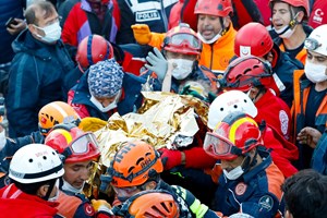 Duas crianças resgatadas dos escombros de prédios após sismo na Turquia
