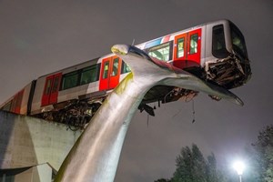 'Cauda de baleia' impediu que metro descarrilado caísse à água em Roterdão