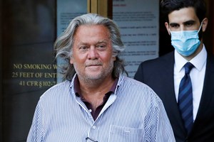 Tribunal retira passaporte a Steve Bannon