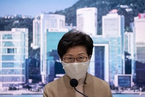 Hong Kong: Quatro deputados pró-democracia destituídos
