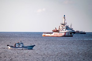 Cinco mortos em naufrágio e outros 100 resgatados no Mediterrâneo
