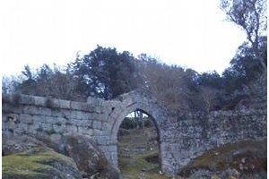 Escavações arqueológicas revelam imponente arco gótico no castelo de Vila do Touro