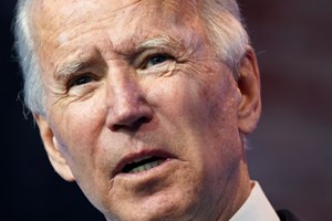 Biden quer reforçar economia apesar da explosão de casos de covid-19