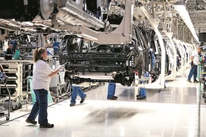 Autoeuropa vai retomar produção já no início de outubro