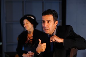 Como é que a mãe deste dramaturgo se salvou de Auschwitz?