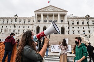 Cerca de uma centena de estudantes pedem fim das propinas e mais condições