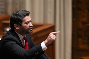 Ventura prevê 'último orçamento' de um Costa 'desesperado e acantonado'