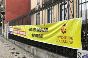 O estranho caso das faixas assinadas pela JS que não são da JS