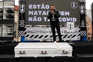 Empresários em greve de fome frente à AR só saem com solução 'ou de ambulância'