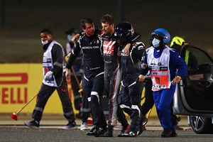 O carro de Grosjean explodiu e partiu-se ao meio. Ele saiu ileso para contar a história