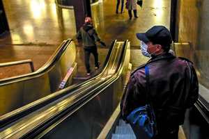 pessoas, máscaras, covid, escadas rolantes