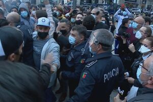 Momentos de tensão no protesto do movimento "A pão e água" na baixa do Porto