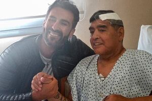 Última foto de Maradona divulgada nas redes sociais, com o médico Leopoldo Luque