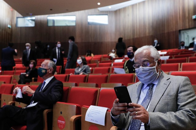 Desconfinar a 15 de março? O que foi dito na reunião do Infarmed