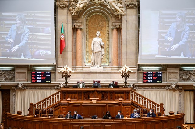 Oposição aprova mais apoios a pais e trabalhadores independentes