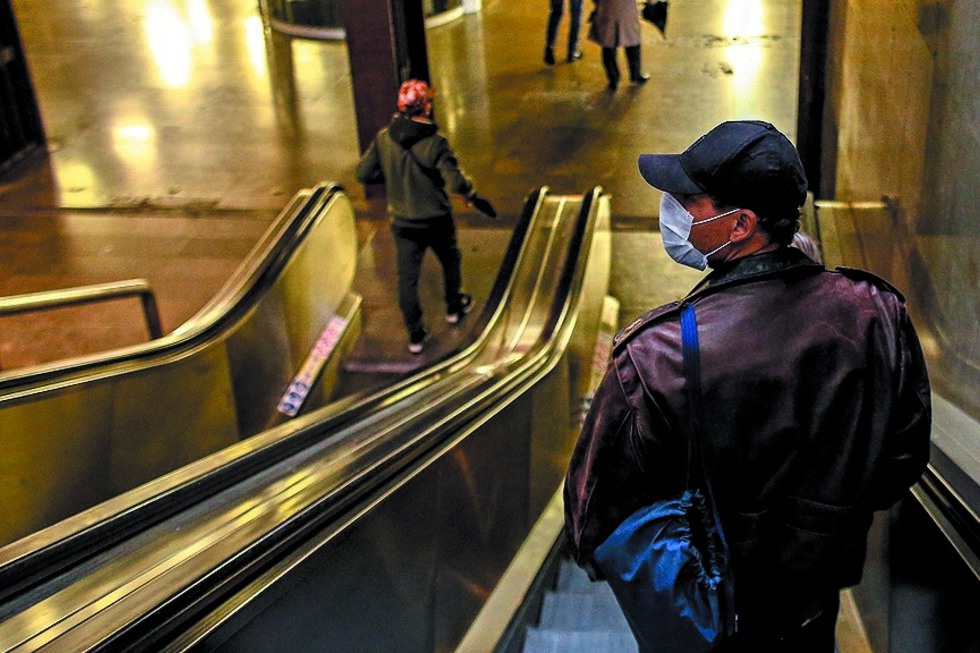 pessoas, máscaras, covid, escadas rolantes