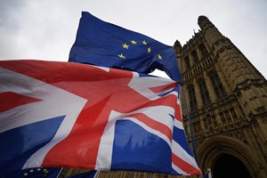 UE e Reino Unido comprometem-se a 'intensificar discussões' sobre protocolo irlandês