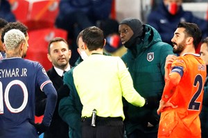 Jogo entre PSG e Basaksehir retomado após incidente de racismo