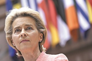 Subestimámos falta de capacidade de produção de vacinas, diz Von der Leyen