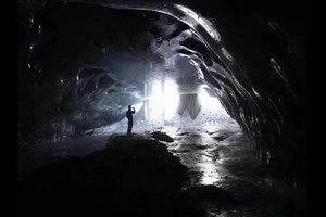 'Catedral de gelo' nos Alpes suíços oferece imagens impressionantes