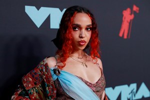 Cantora FKA Twigs acusa ator Shia LaBeouf de abusos físicos e psicológicos