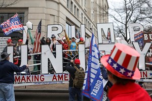 Milhares de pessoas juntam-se em Washington para apoiar Donald Trump