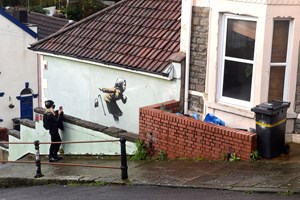 Proprietário de mural pintado por Banksy adia venda de edifício em Inglaterra