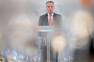 Ex-PR Cavaco Silva considera que seria 'chocante' PSD aprovar reforma das Forças Armadas