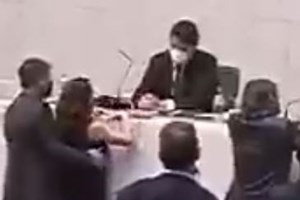 Brasil. Político apanhado a passar mão no peito de deputada durante Assembleia Legislativa