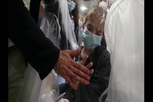 No Natal, estas crianças hospitalizadas queriam abraços. Assim, tiveram-nos
