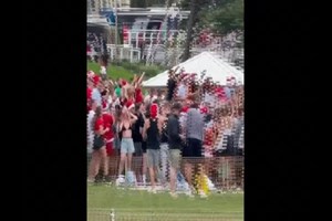 Festa de Natal junta centenas na Austrália