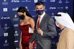 Ronaldo eleito o jogador do século e preocupado com o frio da apresentadora