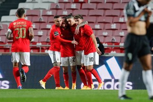 Benfica vence Portimonense por 2-1 e continua a dois pontos do Sporting