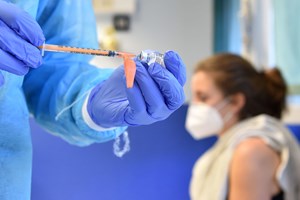 Reino Unido desaconselha mistura de vacinas de fornecedores diferentes