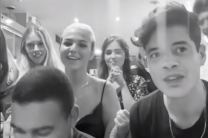 Sara Carreira com amigos