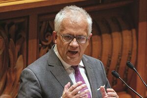 Eduardo Cabrita foi atacado por toda a oposição