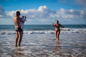 Primeiro banho de 2021 em Carcavelos a desejar um ano sem covid-19