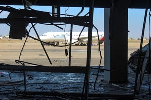 Primeiro-ministro do Iémen diz que ataque ao aeroporto visava eliminar governo