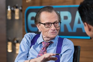 Larry King hospitalizado com covid-19. Apresentador tem 87 anos