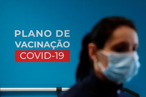 Covid-19: Profissionais de saúde começam hoje a receber segunda dose da vacina