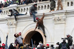 Antigo líder dos Proud Boys condenado por ataque ao Capitólio