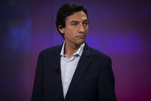 Mayan corta o cabelo e alerta para dificuldades dos pequenos empresários