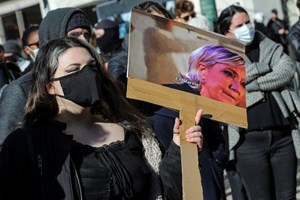 Mais de duas centenas na rua contra presença de Le Pen em Portugal