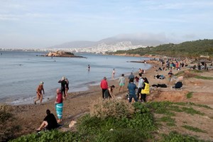 Calor leva gregos às praias ignorando obrigação de confinamento