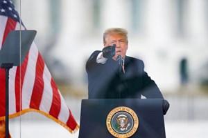 Donald Trump absolvido da acusação de 'incitamento à insurreição'